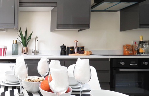 The Westside Hotel | Tudors eSuites Birmingham Townhouse Private Garden Free Parking