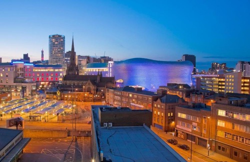 The Westside House | Tudors eSuites - Five Ways, Private Terrace & Parking