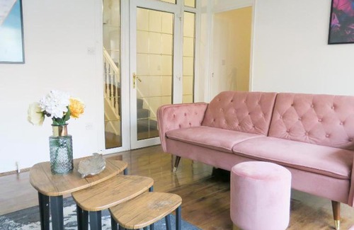 The Westside House | Tudors eSuites - Five Ways, Private Terrace & Parking