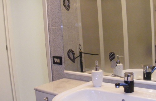 Aurelio Apartment | TULIP ROOM WITH BALCONY IN APARTMENT NEAR SAN PIETRO up to TWO PEOPLE