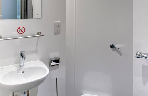 Harrow Hotel | Twin Ensuite (Self-catering) at Harrow Hall University of Westminster London