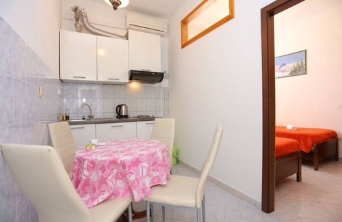 Ruskamen Apartment | Two bedroom apartment with terrace and sea view Lokva Rogoznica, Omiš (A-17645-a)