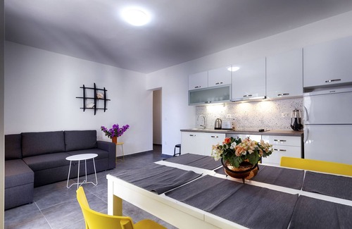 Komiza Apartment | Two bedroom apartment with terrace Komiža, Vis (A-9722-a)