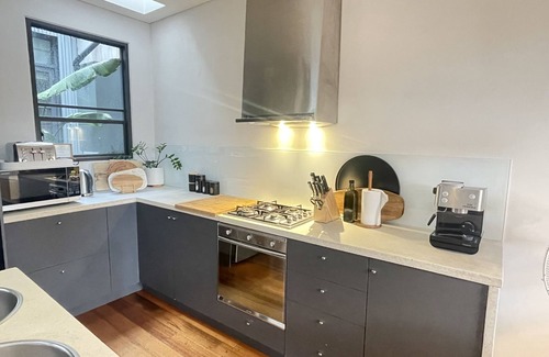 Richmond House | TWO FIVE ZERO Modern 4BR 5beds + cityviews + lockup garage + MCG/CBD