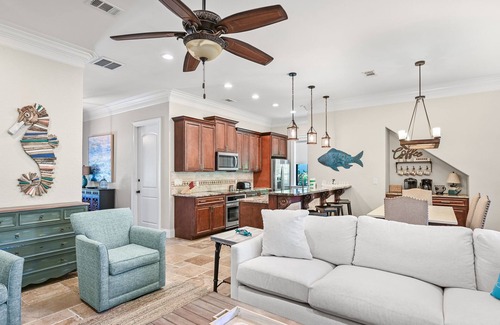 Villa Lago House | Two Golf Carts ~ Two Living Areas ~ Spacious Kitchen