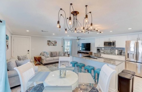South Bradenton Apartment | Two homes in one! 6 mins to IMG