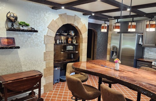 Villa Park House | Two Kings ChicagonA unique royal environment, kingly comfort!