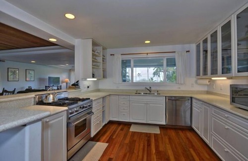 Hilo House | Two Luxury Homes @ Richardsons Beach Park-Hilo Bay. Sleeps 16. Best Location.