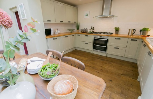 Beaumaris Cottage | Ty Medi - a town that sleeps 6 guests in 4 bedrooms