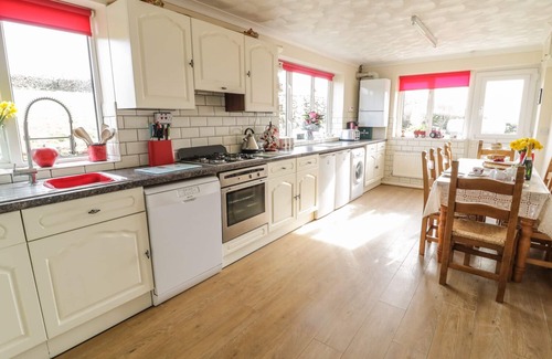 Garndolbenmaen House | TYN Y GORLAN, pet friendly, country holiday cottage in Criccieth