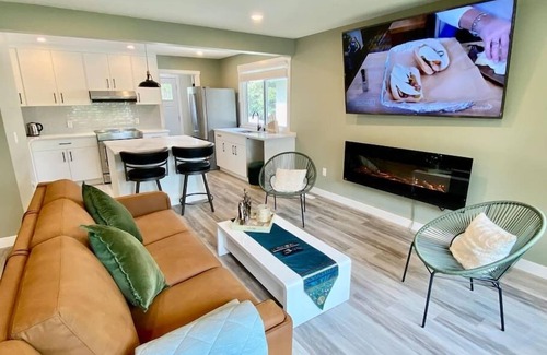 Northwest Calgary House | UC WalkingDistance 3BR/2.5BA Up+3BR/2BA Legal Down