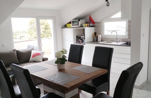 Pavicini Apartment | Udoban apartman sa pogledom na more u zelenoj Istri