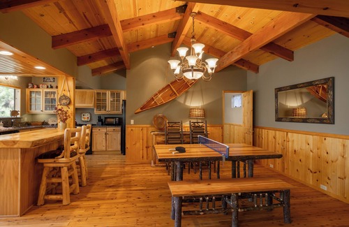Boulder Bay Cabin | Ultimate Lakeview Lodge + NEAR THE LAKE! + Hot-Tub!