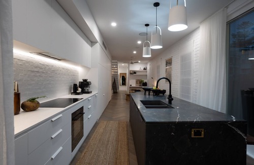 Manly House | Ultimate Luxury 100m From Manly Beach. Sensational 3br House With Cedar Hot Tub