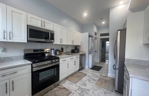 Old Town Alexandria House | Ultimate Regal 9B Retreat on King St-Walk to metro