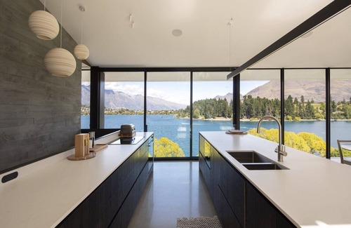 Queenstown House | Ultra Modern Lakefront Villa by MajorDomo - Flat walk to town centre
