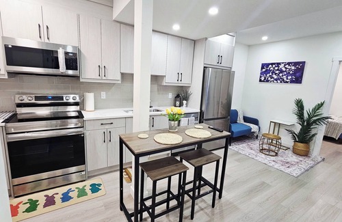 Calgary House | Unbeatable Location:n🚶‍♀️4 min walk: Costco, Walmart & East Hills Shopping Mall