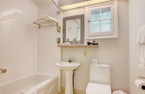 Georgina House | Underwood Cottage in Jackson Point