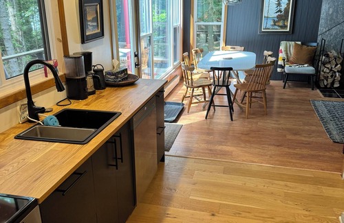 Lake of Bays Cottage | Unique cozy lodge with direct access to the lake, great for family or friends