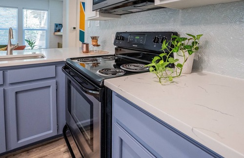 South Manchaca Condo | Unique, cozy Southside condo with sparkling pool