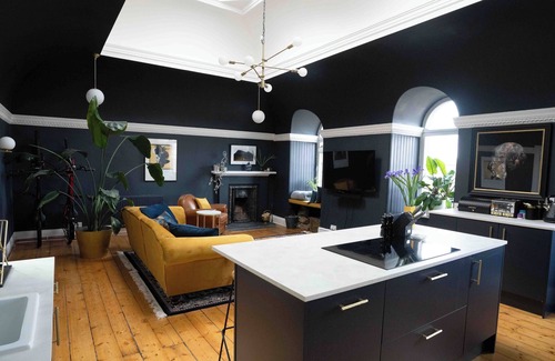 North West Apartment | Unique flat in leafy location by Glagsow's Botanic Gardens. Walk to West End!
