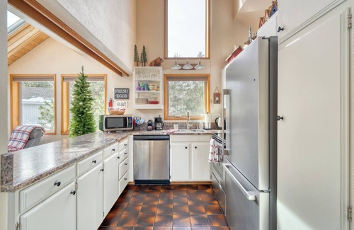 Sisters House | Unique Private Cabin in the Pines in Sisters! Clean & Cozy!