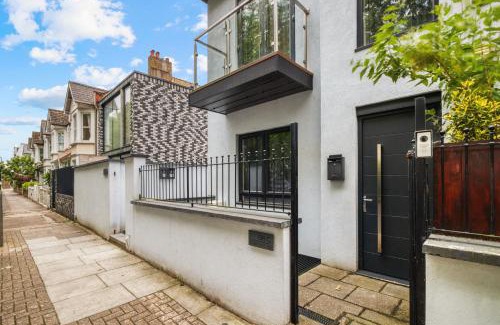 Southfields Apartment | Unique Stylish Duplex 2BR 2BA Balcony