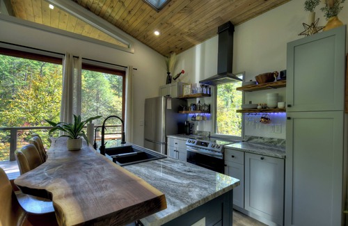 Blue Ridge Cabin | Unique treehouse with hot tub and waterfall in wonderful Blue Ridge, GA