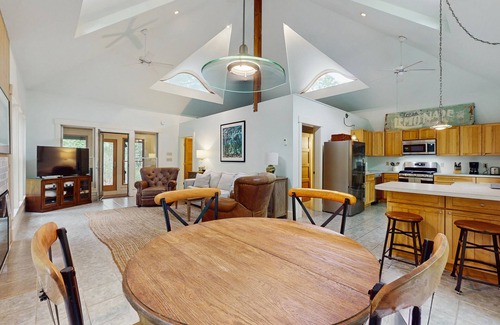 West Tisbury House | Uniquely designed island retreat with fast WiFi & private W/D - dogs welcome