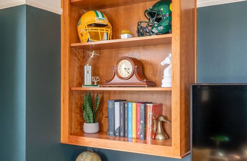 Southeast Eugene House | 🦆 University St. treehouse nestled in the hills pays homage to academia.