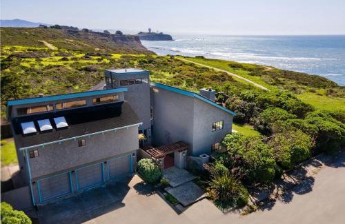 Moss Beach House | Unmatched Ocean Beach and Mountain Views Family-Friendly Retreat
