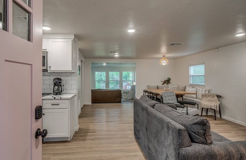 Eufaula House | Unwind with your family at this cozy lakeside home!