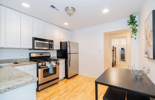 Park West Apartment | Updated 2 bed- Lincoln Park, King Bed, Private Deck, Paid Garage Parking