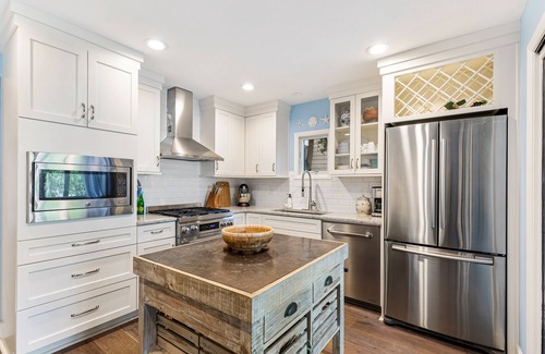 Spinnaker Beachhouses House | Updated, 3BR End Unit Spinnaker w/Beach Boardwalk Access Across Street! Amenity Cards!