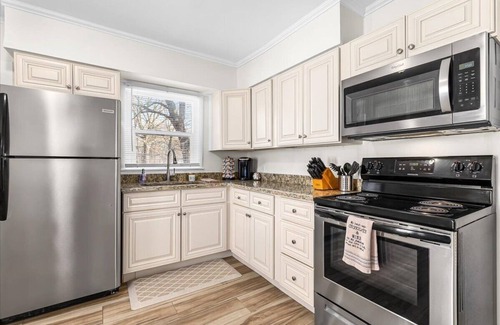 Fenton House | Updated Downtown Fenton 2 Bedroom Unit- Close to lakes, Walk Downtown!