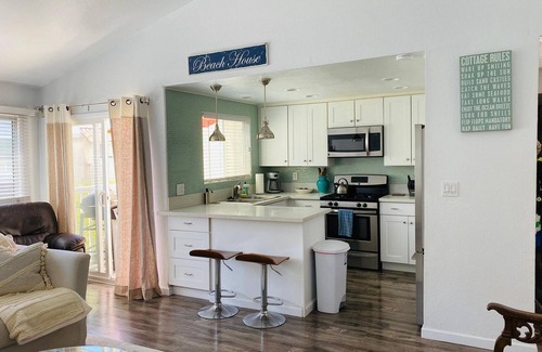 Gas Lamp Section House | Updated Modern Beach Apartment