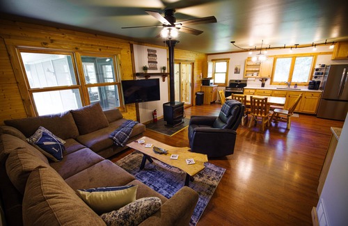 Wisconsin Dells Cabin | Upper Dells Riverfront/Private Dock/Kayaks/Firepit