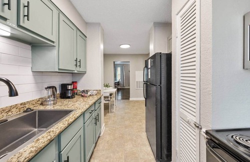 Dallas Apartment | Upscale 1BD Queen Suite mins to Downtown | Pool, W/D, Desk