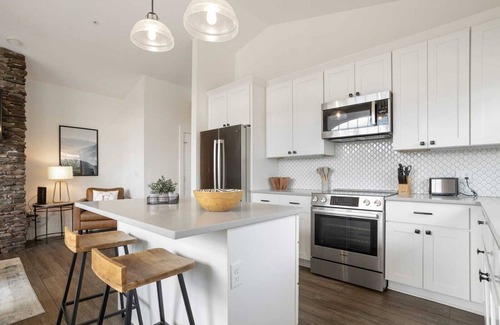 Blowing Rock Condo | Upscale Condo in Downtown Blowing Rock