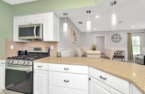 Seffner Community Alliance House | Upscale Family Oasis: Serene Location ~ Pool ~ Parking n