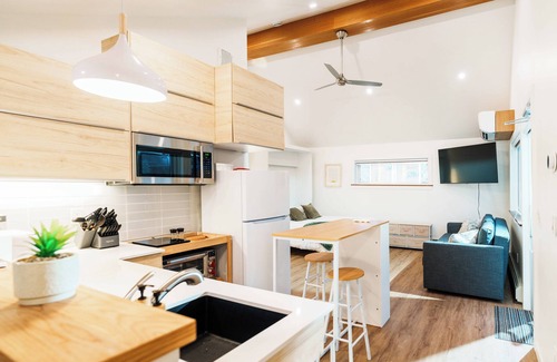 Kensington Apartment | Upscale Laneway Along the Bow River | A/C, WiFi