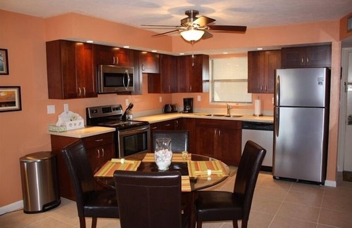 Marco Island Condo | UPSCALE-TOP FLOOR-MARINA VIEW.