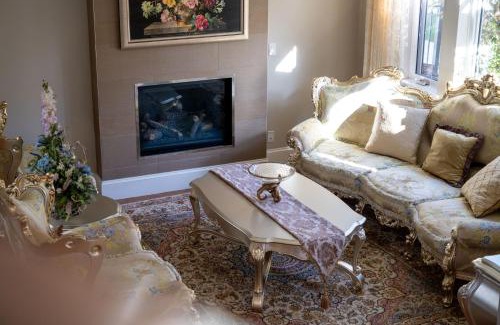 Kerrisdale Villa | Upscale Villa in quiet street with grand family living space and luxury bedrooms