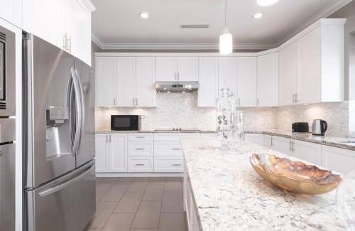 Kerrisdale Villa | Upscale Villa in quiet street with grand family living space and luxury bedrooms