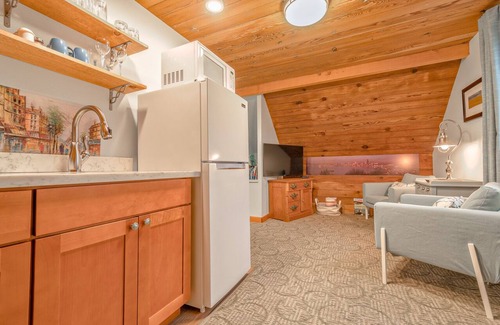 Alki House | UPSTAIRS Apt, Alki beach, historic, UPSTAIRS, Newly rebuilt, AC, W/D, fast wifi