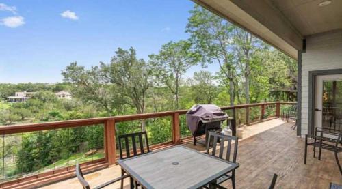 Yacht Harbor House | Upstay - Austin Getaway - Pool & Hot Tub & Games