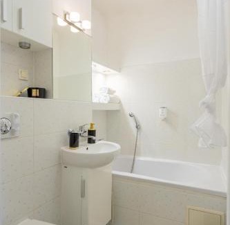 Mirow Apartment | Urban Chic - Cozy One-Bedroom in Warsaws Vibrant Center, Żelazna Street