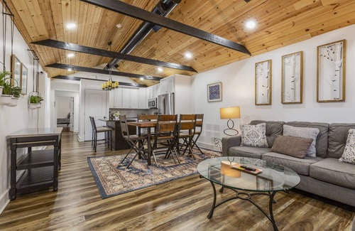 Jeffersonville House | Urban Explorer Pad | 3BR + Backyard + Parking