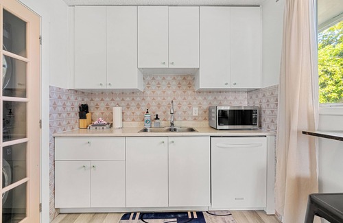 Southeast Calgary House | Urban Family Lodge- quiet, spacious, full kitchen, 3BR, sleep 8