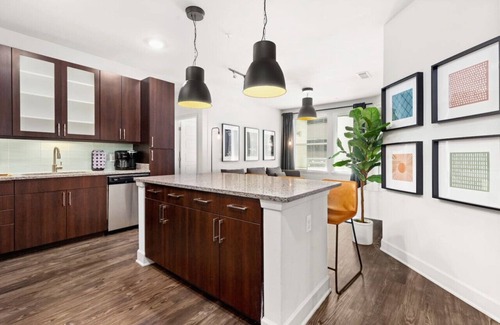 Barton Heights Apartment | Urban Loft 2BR Downtown Lake · Pool, Gym · Garage